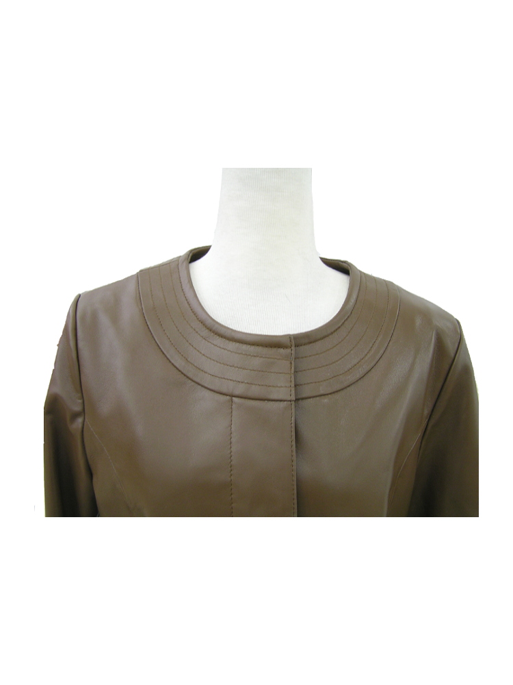 襟元の画像：ノーカラーステッチショートレザージャケット